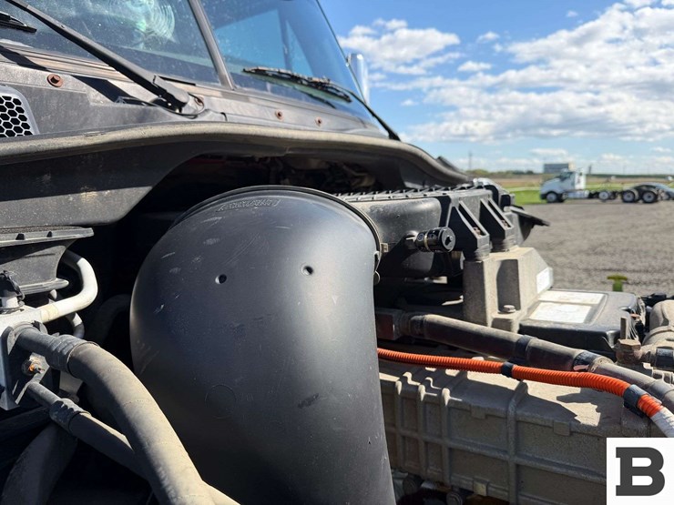 2012-freightliner-cascadia-125-image-57