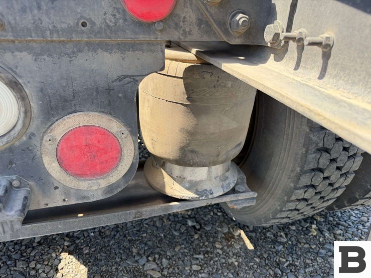 2016-freightliner-m2-bobtail-tractor-truck-image-25