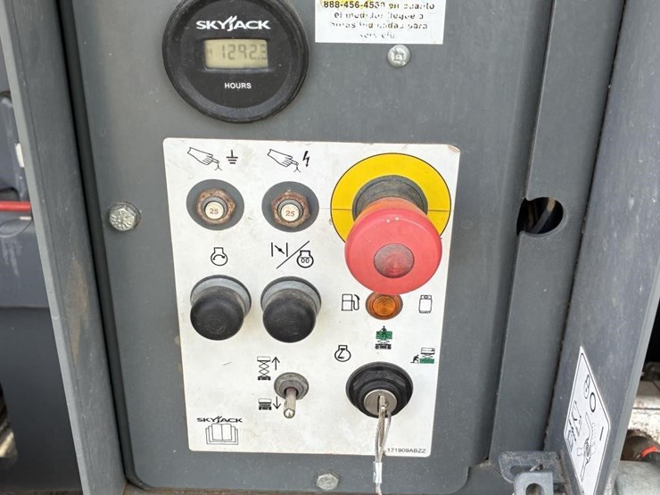 2019-skyjack-sj6826rt-image-14