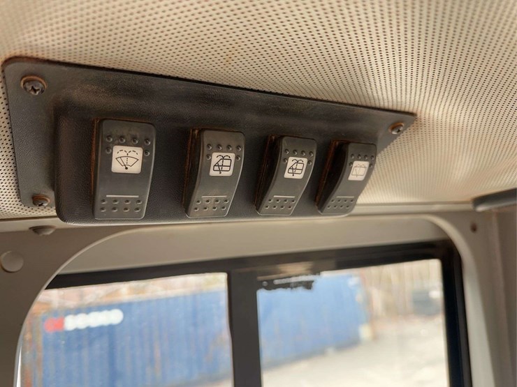 2004-caterpillar-d4g-xl-image-29