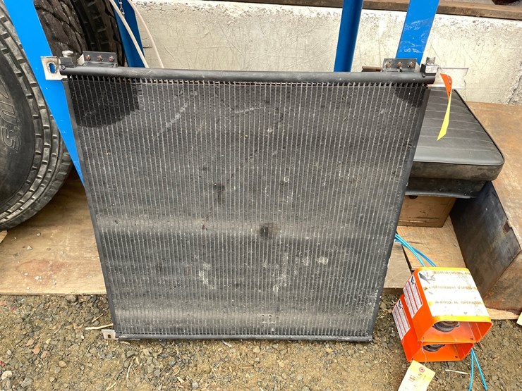 #10372-•-ac-condenser-off-of-a-salvage-truck-image-2