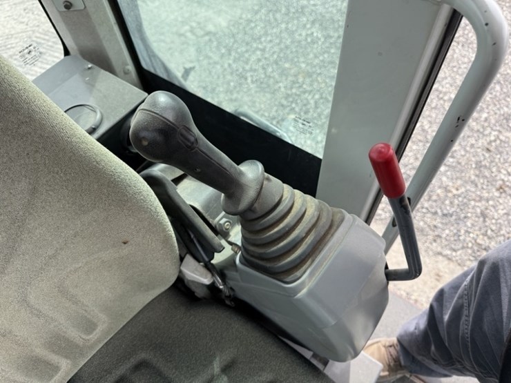 2016-takeuchi-tb280fr-image-43
