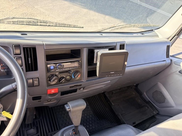 2015-isuzu-npr-image-16