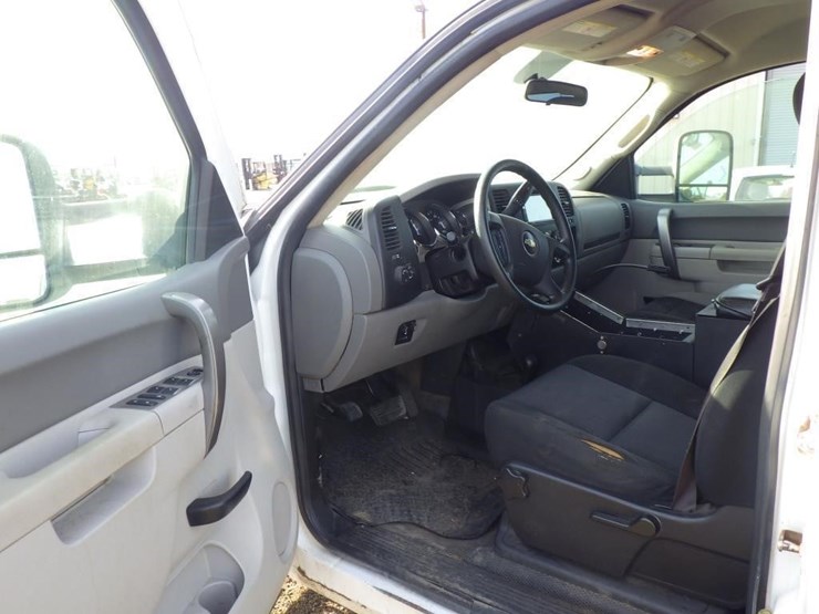 2013-chevrolet-3500hd-image-5