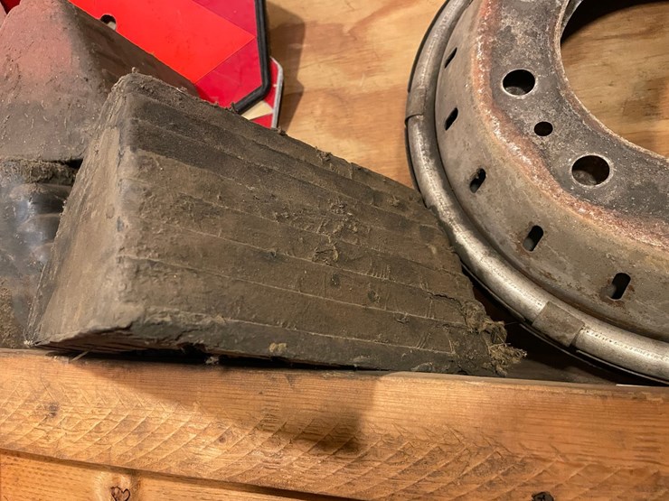 #10558-•-(3)-rubber-wheel-chocks-image-4
