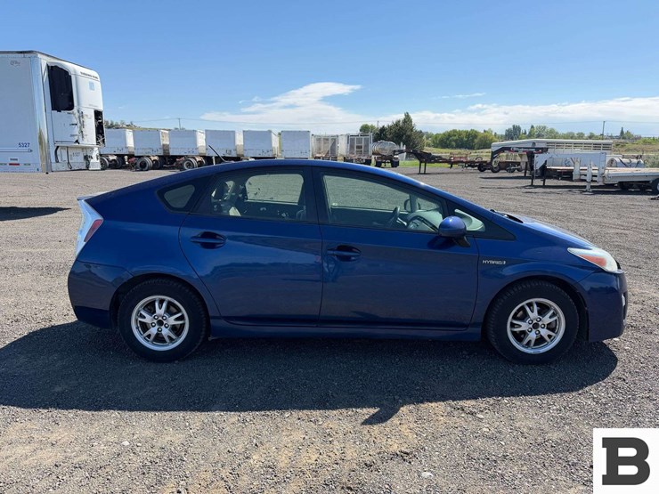 2011-toyota-prius-hatchback-image-6