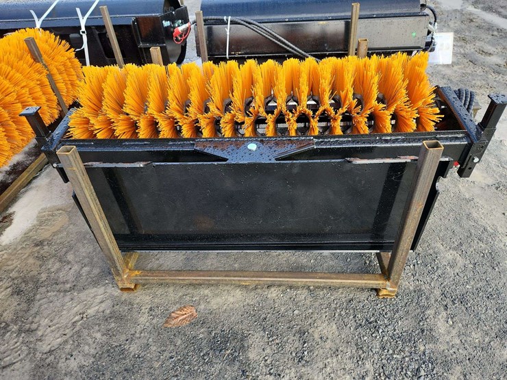 future-ft-vr59-skid-steer-sweeper-image-3