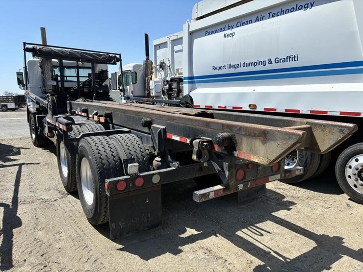 2009-peterbilt-320-image-4