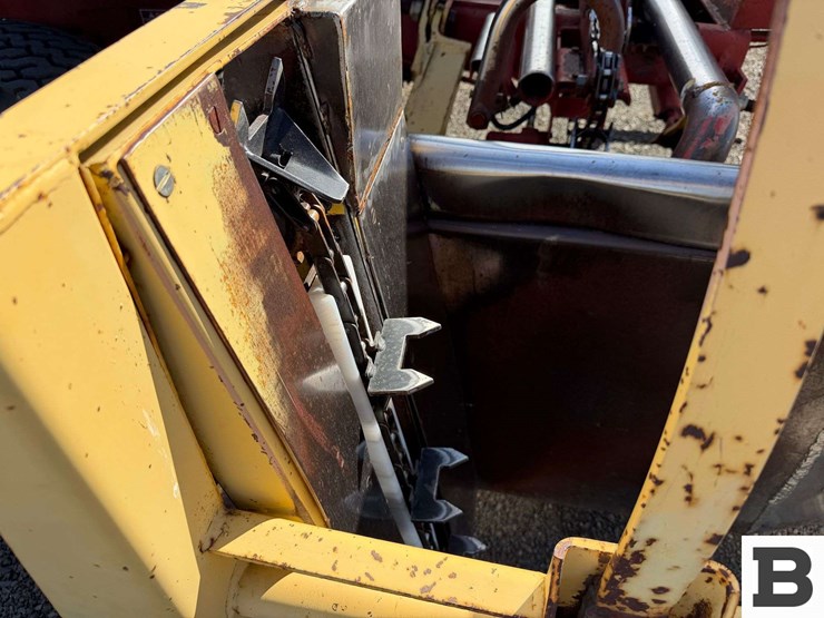 new-holland-1085-image-21