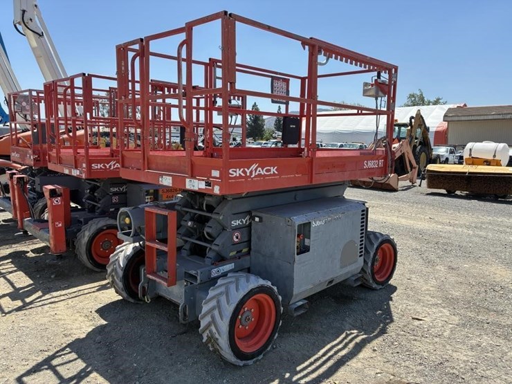 2014-skyjack-sj6832rt-image-1