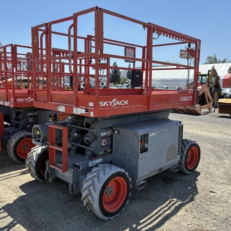 2014 SKYJACK SJ6832RT