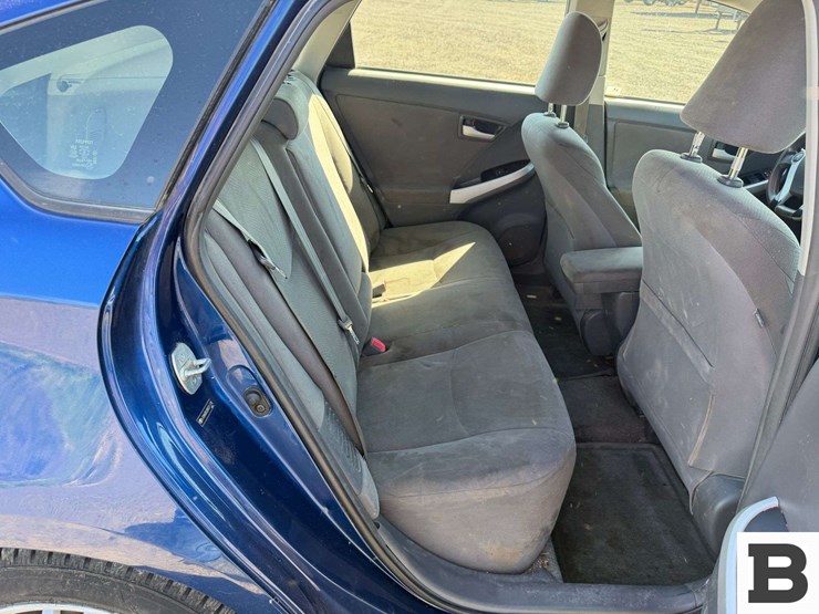 2011-toyota-prius-hatchback-image-22