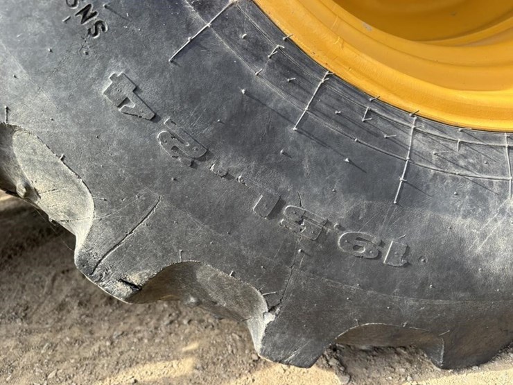 2019-deere-310l-ep-image-32
