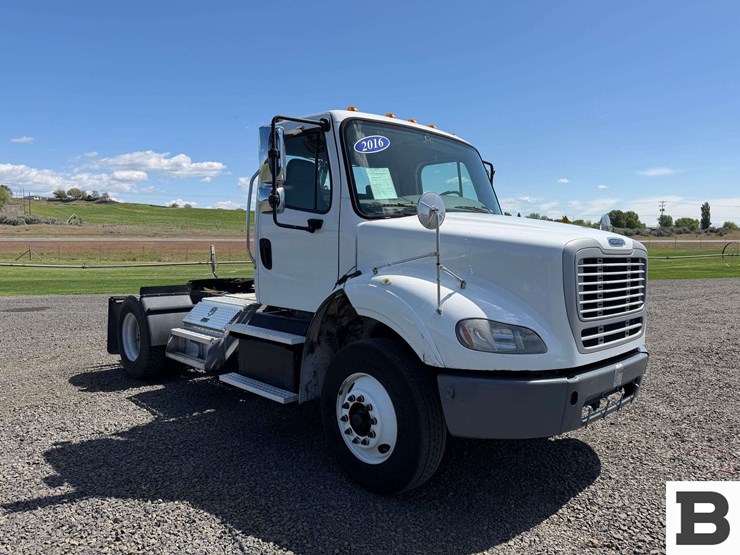 2016-freightliner-m2-bobtail-tractor-truck-image-7