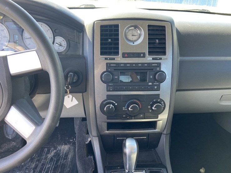 2006-chrysler-300-sedan-image-16