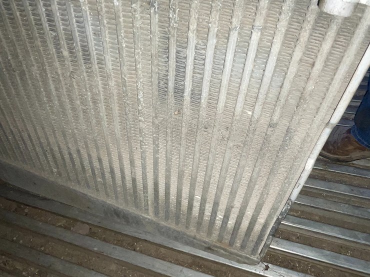 #10414-•-radiator-from-1999-volvo-vnl-truck-image-13