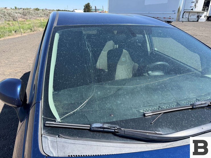 2011-toyota-prius-hatchback-image-10