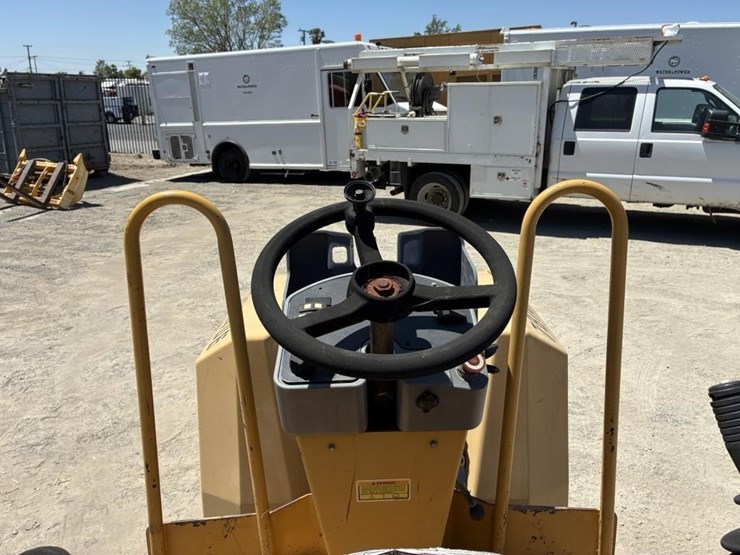 2009-caterpillar-cb24-image-11