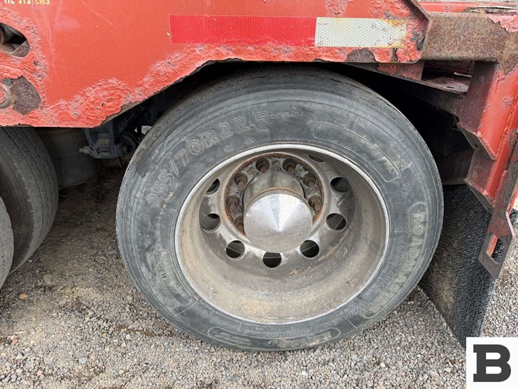 2013-peterbilt-388-image-21