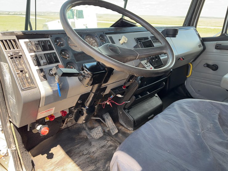 1997-freightliner-fl70-image-36