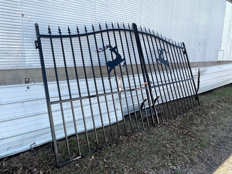 #10387-•-set-of-7'-bi-parting-metal-gates-image-2
