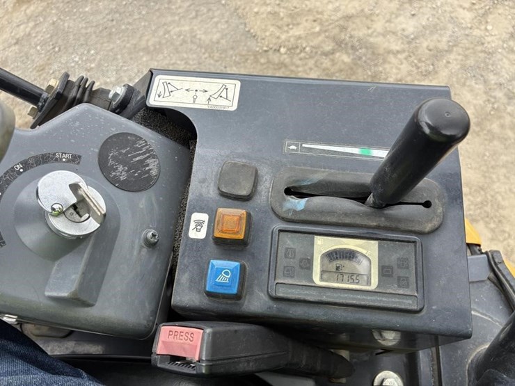 2023-deere-17g-image-22