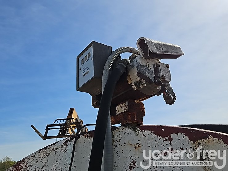 2000-gallon-fuel-tank-w/-spill-container-image-8