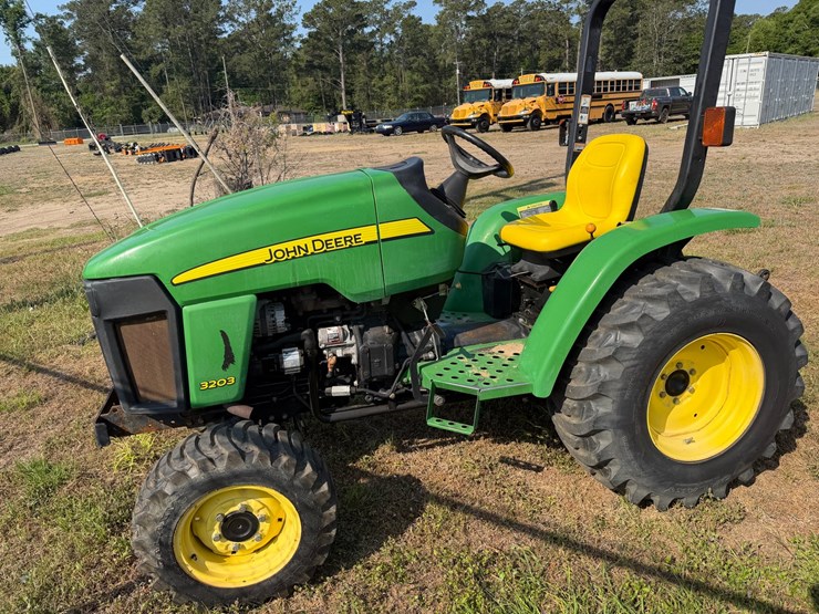 john-deere-3203-image-1