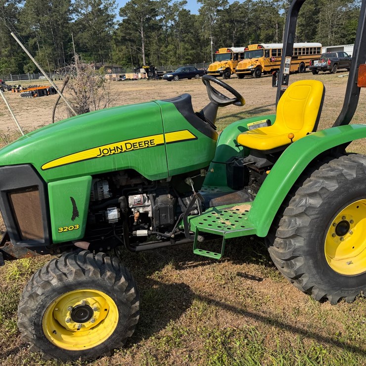 JOHN DEERE 3203