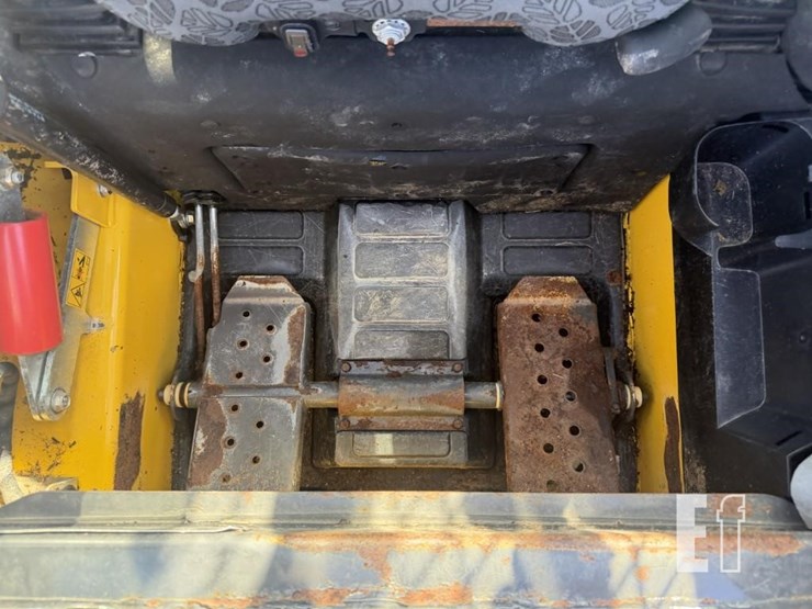 new-holland-l220-image-8