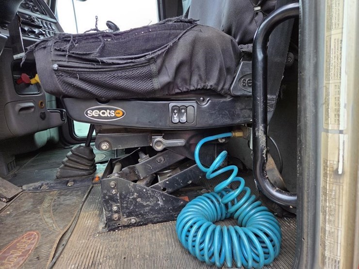 2016-peterbilt-367-image-10