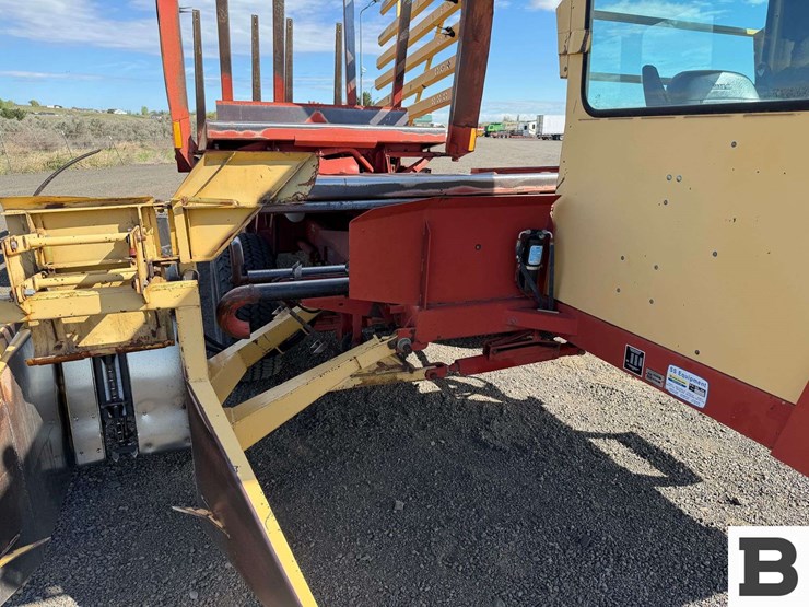 new-holland-1085-image-11