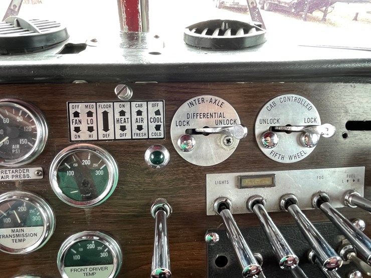 1976-peterbilt-359-image-129