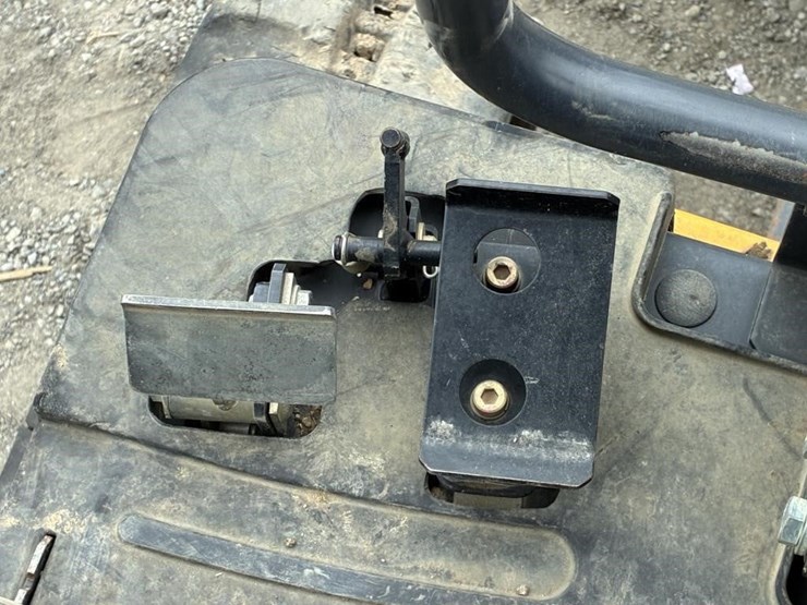 2023-deere-17g-image-17
