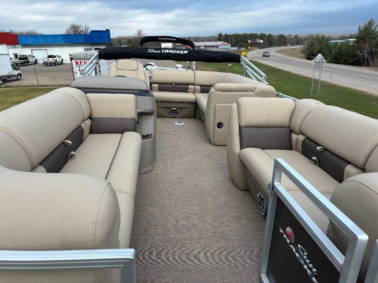 2024-sun-tracker-party-barge-20-pontoon-image-10