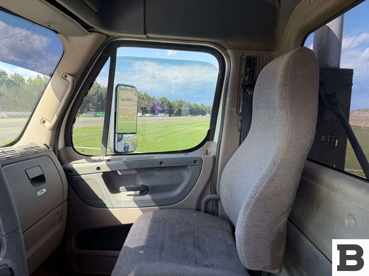 2012-freightliner-cascadia-125-image-64