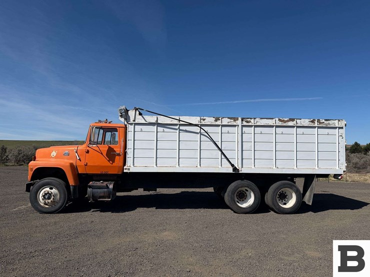 1979-ford-800-image-2