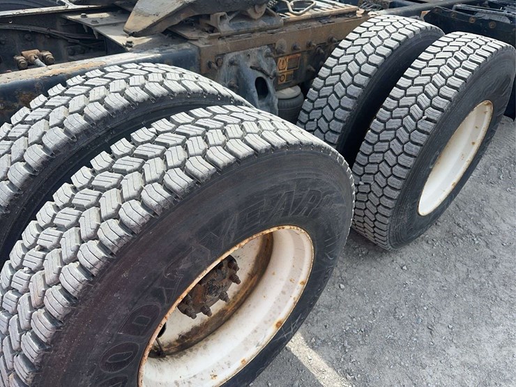 2018-peterbilt-579-image-11