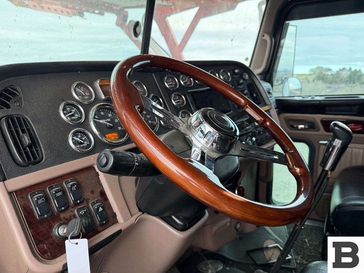 2013-peterbilt-388-image-61