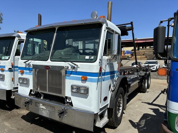 2009-peterbilt-320-image-1