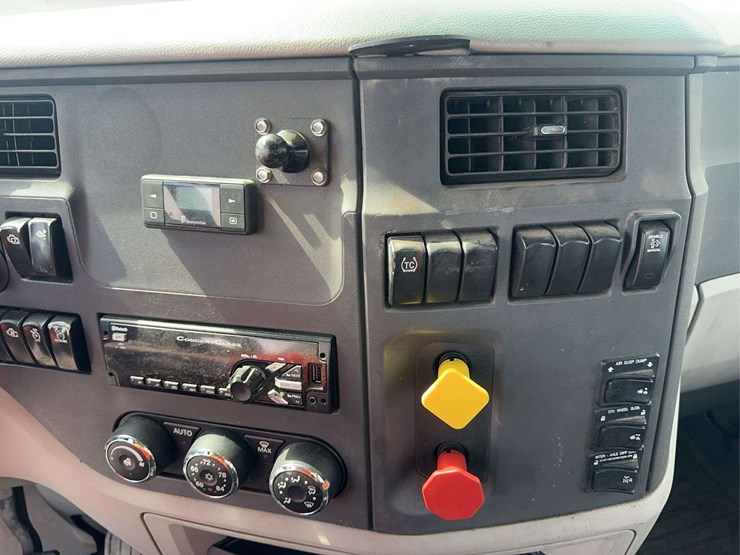 2018-peterbilt-579-image-22