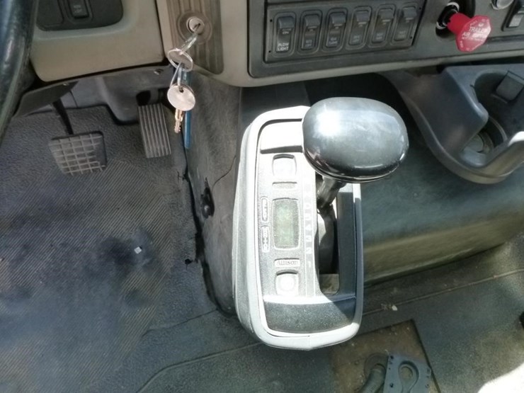 2009-international-7600-image-12