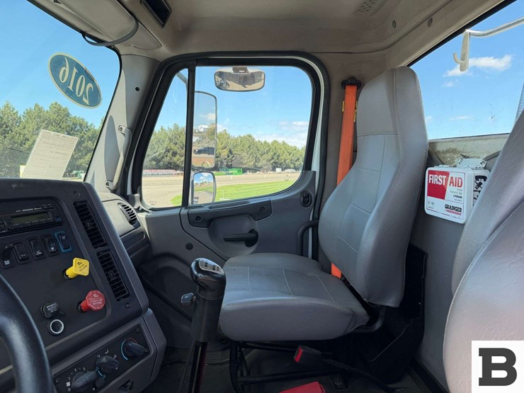 2016-freightliner-m2-bobtail-tractor-truck-image-46