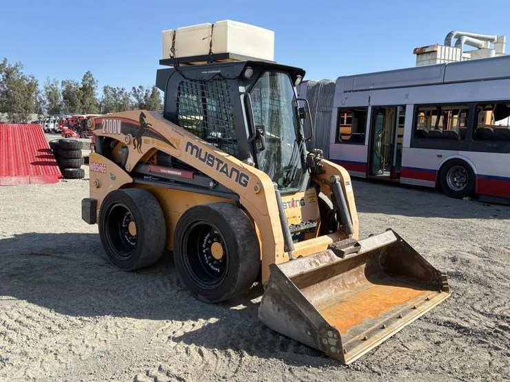 2011-mustang-2700v-image-2