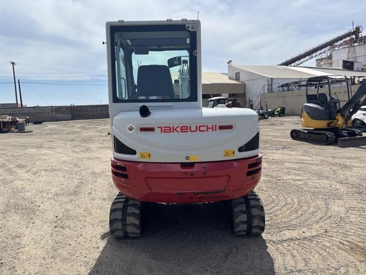 2020-takeuchi-tb240-image-8