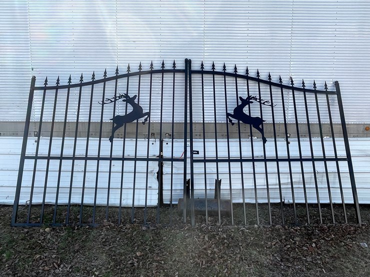 #10387-•-set-of-7'-bi-parting-metal-gates-image-1