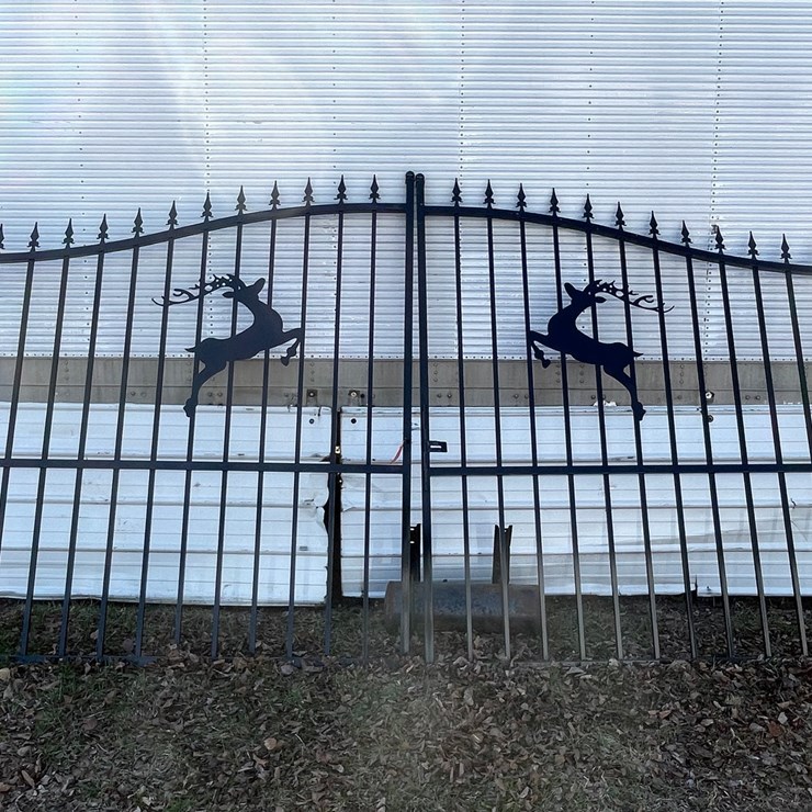 #10387 • Set of 7' Bi-Parting Metal Gates