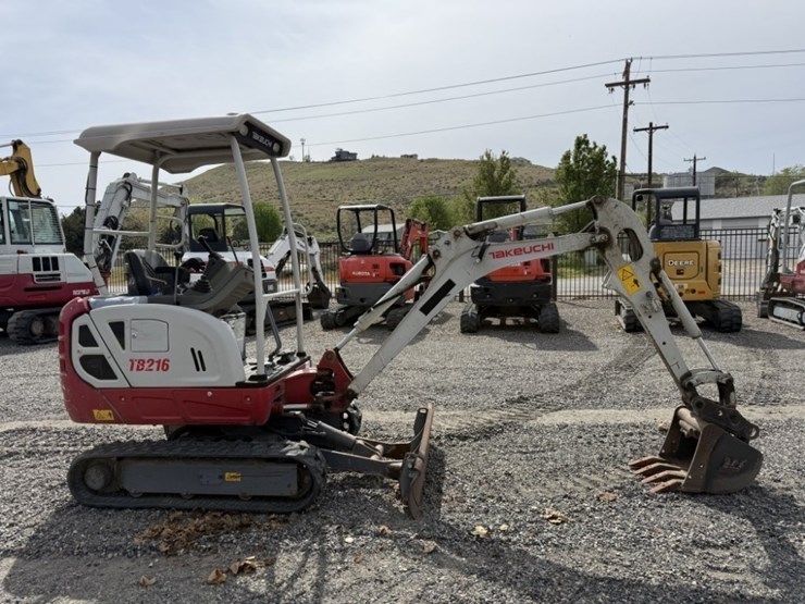 2017-takeuchi-tb216-image-3