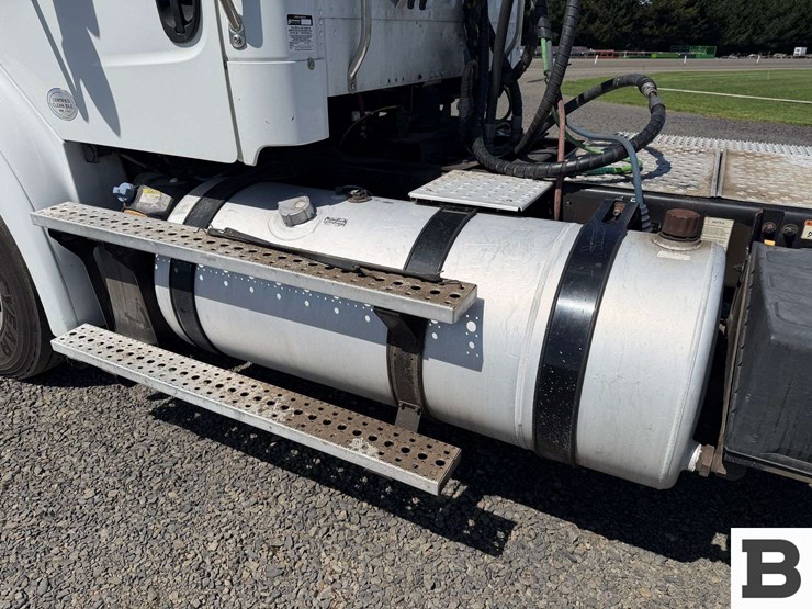 2016-freightliner-m2-bobtail-tractor-truck-image-12