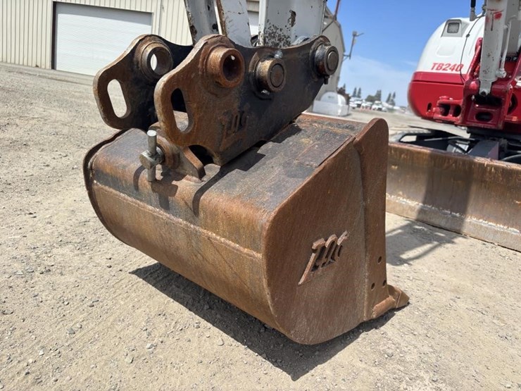 2020-takeuchi-tb240-image-12